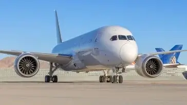 787 taxi runway