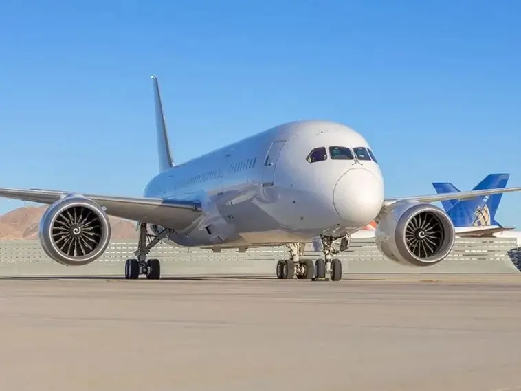 787 taxi runway